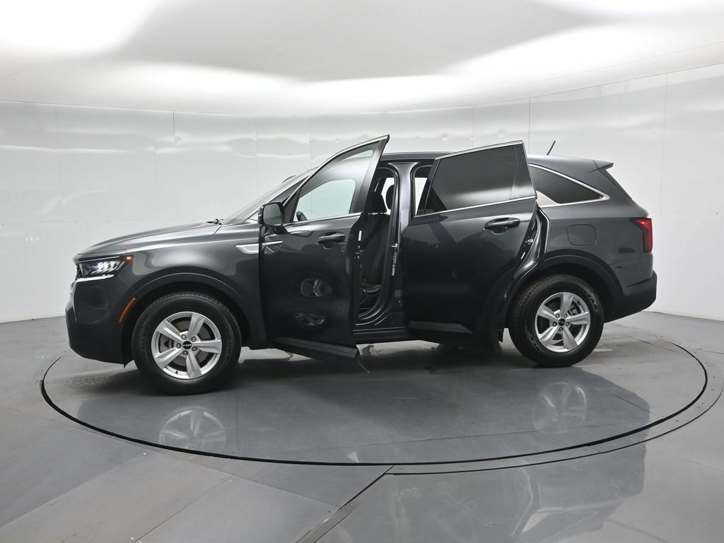 Used 2023 Kia Sorento LX image 58