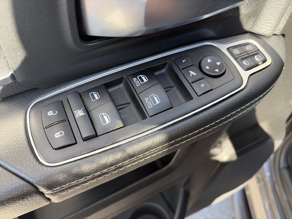 Used 2024 RAM 2500 Big Horn w/ Night Edition AWD/4WD image 18
