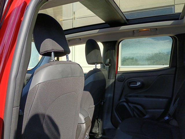 Used 2022 Jeep Renegade Latitude w/ Sun/Sound Group AWD/4WD image 5