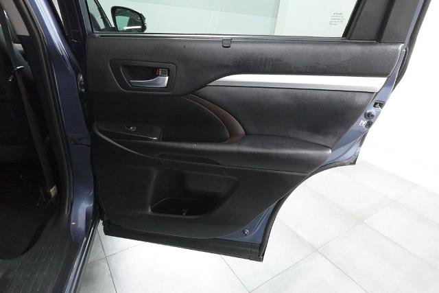 Used 2019 Toyota Highlander XLE AWD/4WD image 32