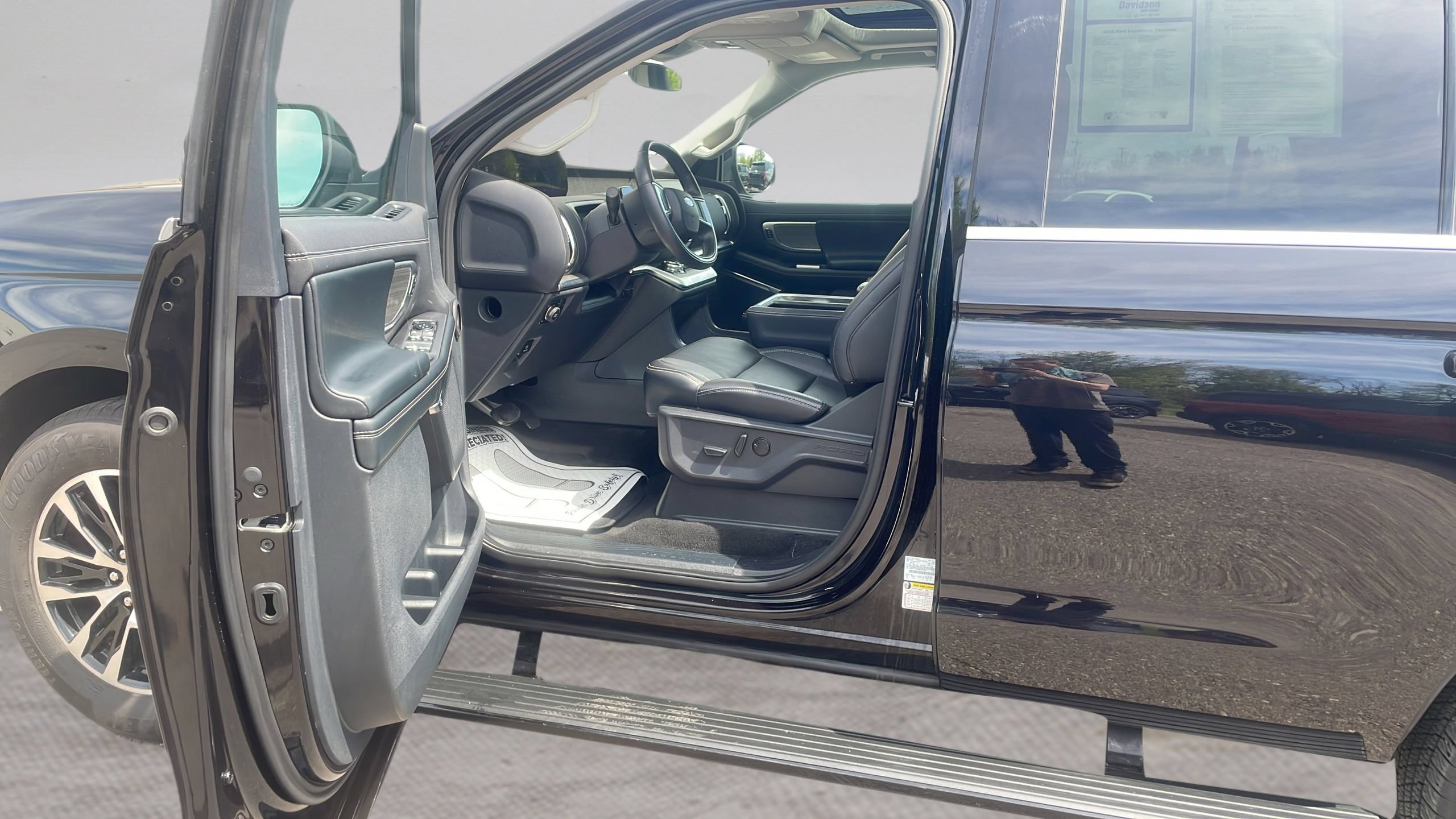 Certified 2025 Ford Expedition Platinum AWD/4WD image 23