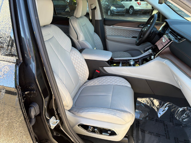 Used 2022 Jeep Grand Cherokee Summit w/ Adv Protech Group IV AWD/4WD image 15