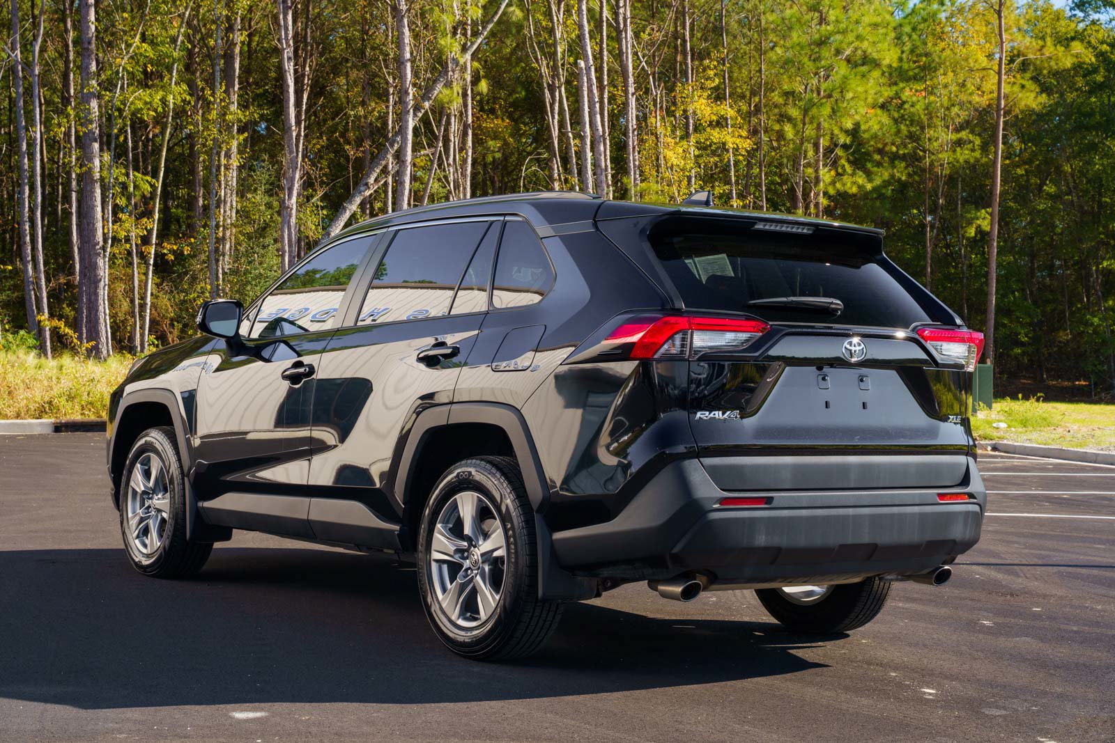 Used 2024 Toyota RAV4 XLE w/ Convenience Package FWD image 5
