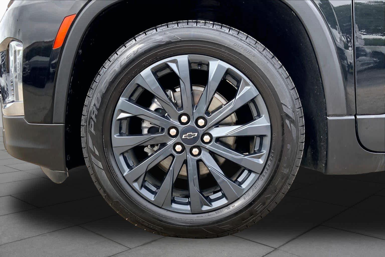 Used 2023 Chevrolet Traverse RS FWD image 11