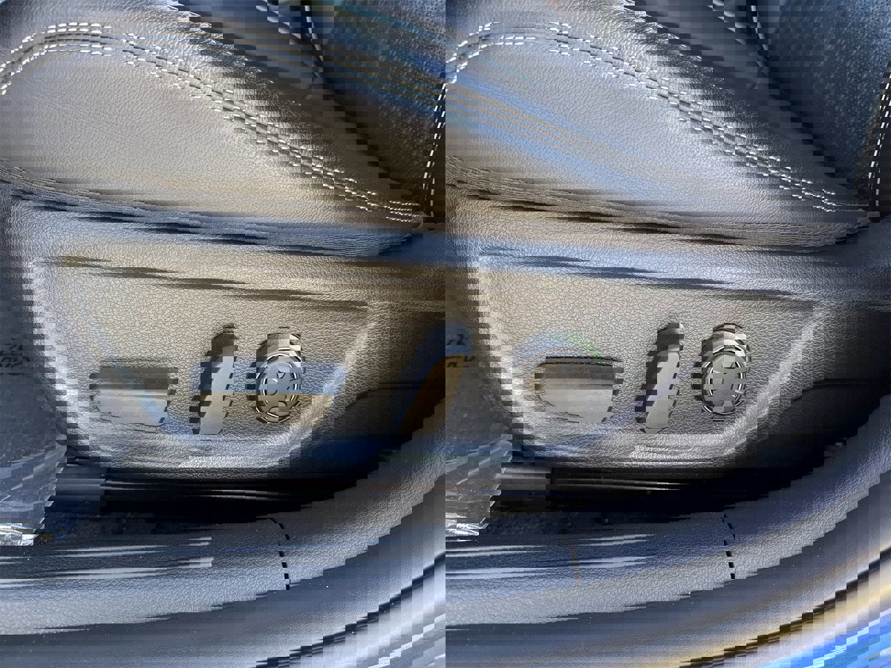 Used 2023 Genesis G70 3.3T image 27