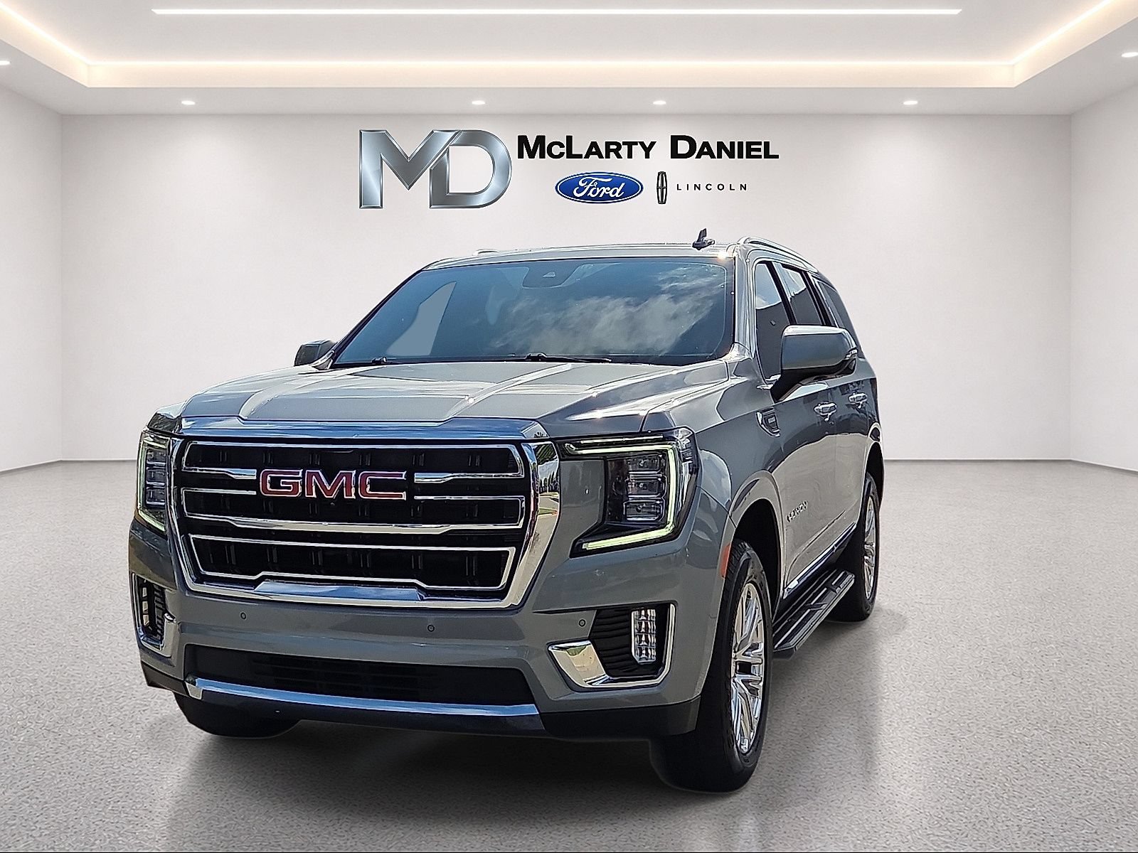 Used 2024 GMC Yukon SLT w/ SLT Luxury Package AWD/4WD image 2