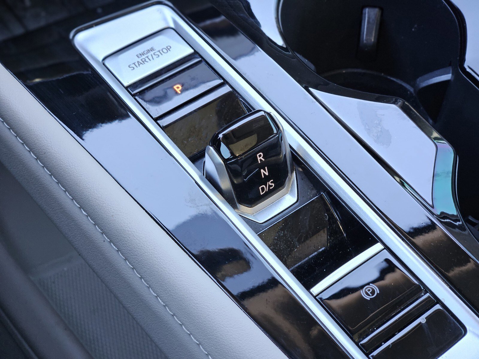 Used 2025 Volkswagen Atlas SEL Premium R-Line image 25