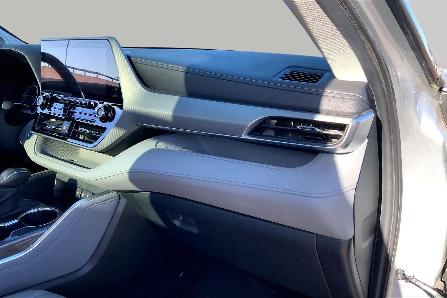 Used 2020 Toyota Highlander Platinum AWD/4WD image 30