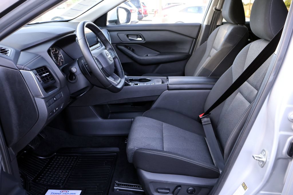 Used 2025 Nissan Rogue SV FWD image 28