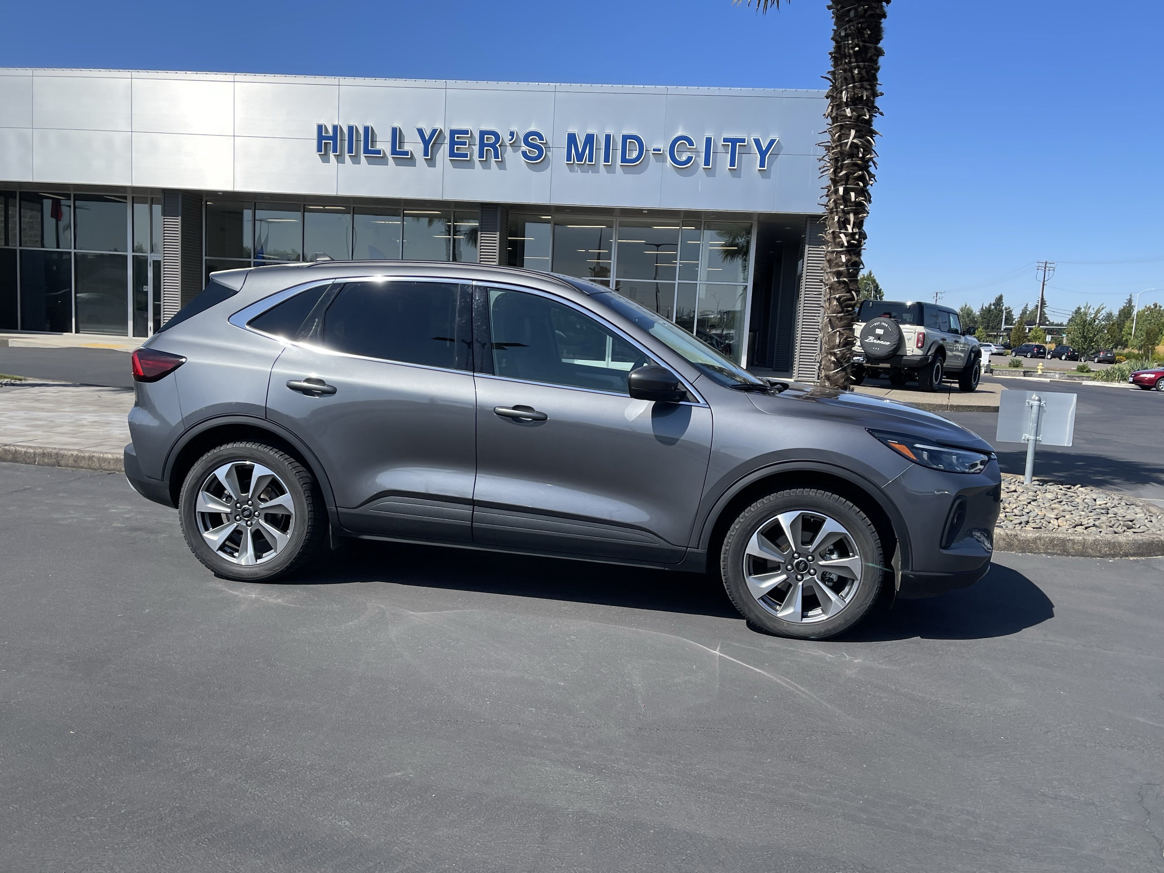 Certified 2025 Ford Escape Platinum AWD/4WD image 2