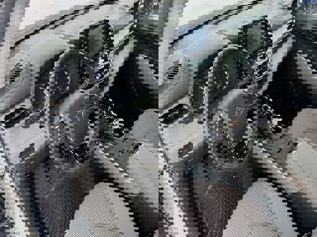 Used 2020 Toyota Highlander L image 9