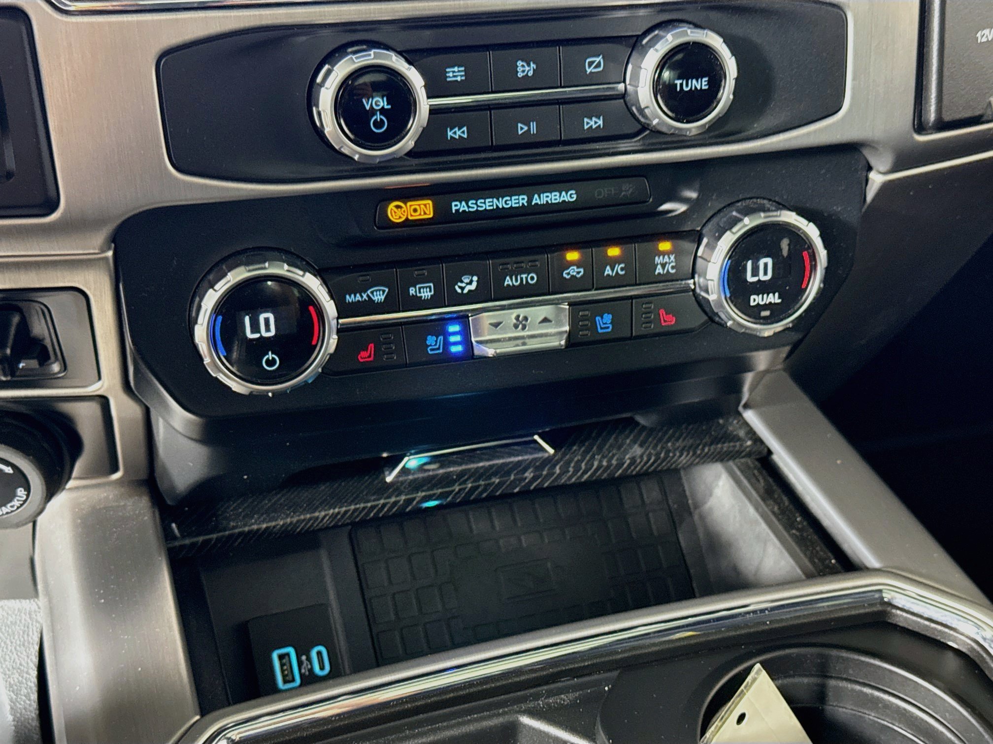 Certified 2022 Ford F350 Platinum w/ Tremor Off-Road Package AWD/4WD image 19