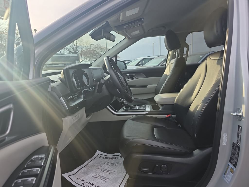 Used 2023 Kia Carnival LX image 16