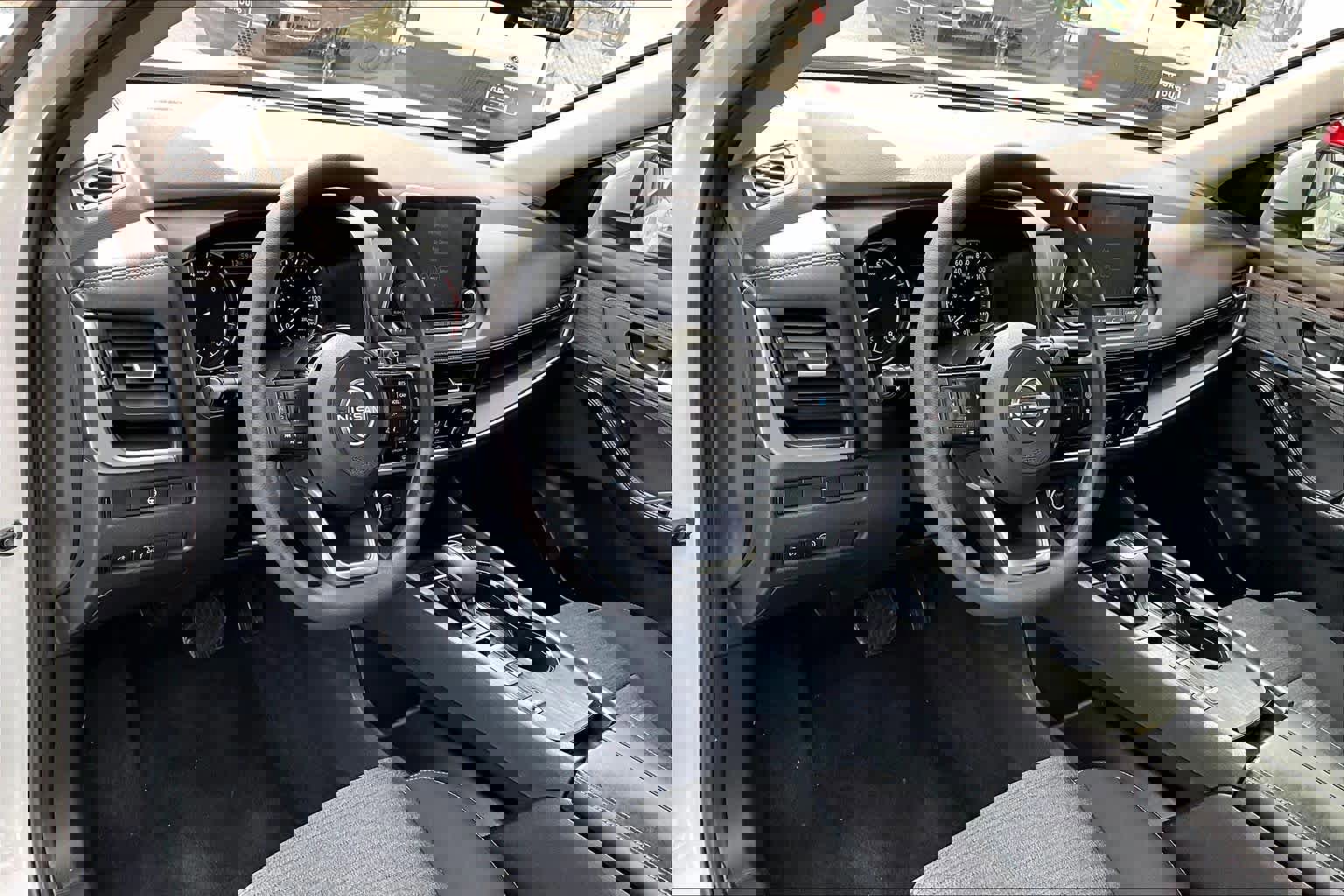 Used 2023 Nissan Rogue SV image 18