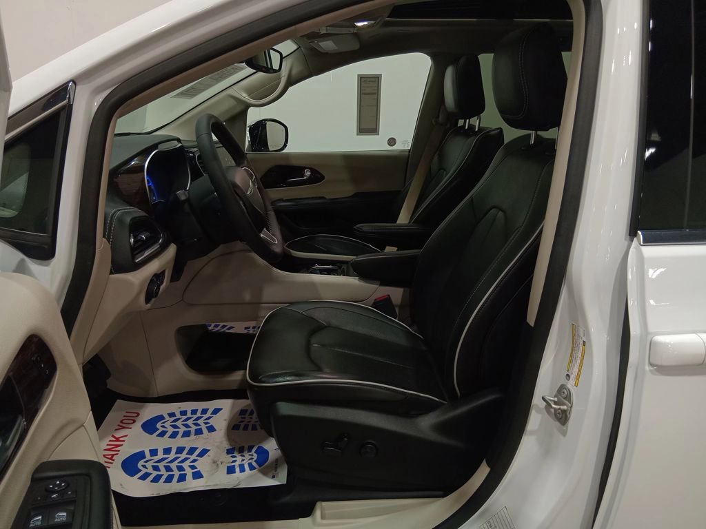 Used 2023 Chrysler Pacifica Limited image 19