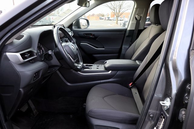 Used 2024 Toyota Highlander LE image 28