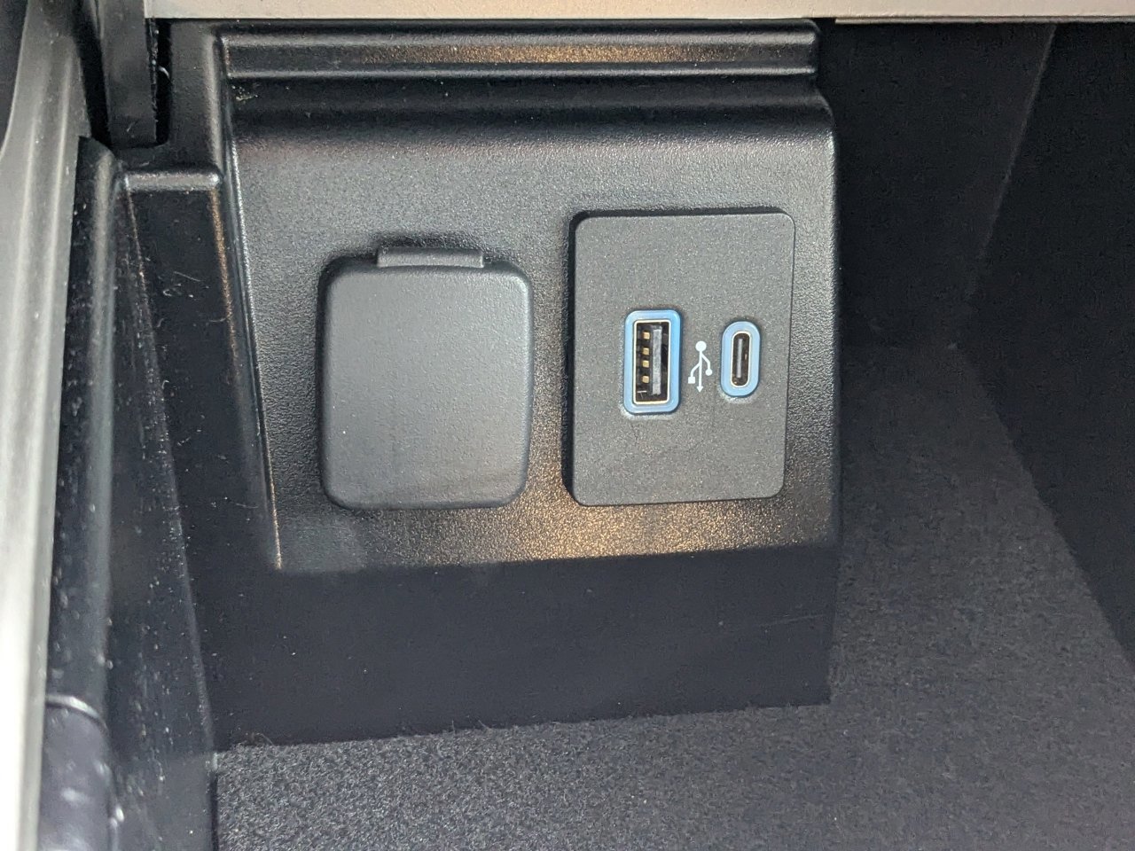 Certified 2022 Ford Explorer XLT w/ Equipment Group 202A image 30