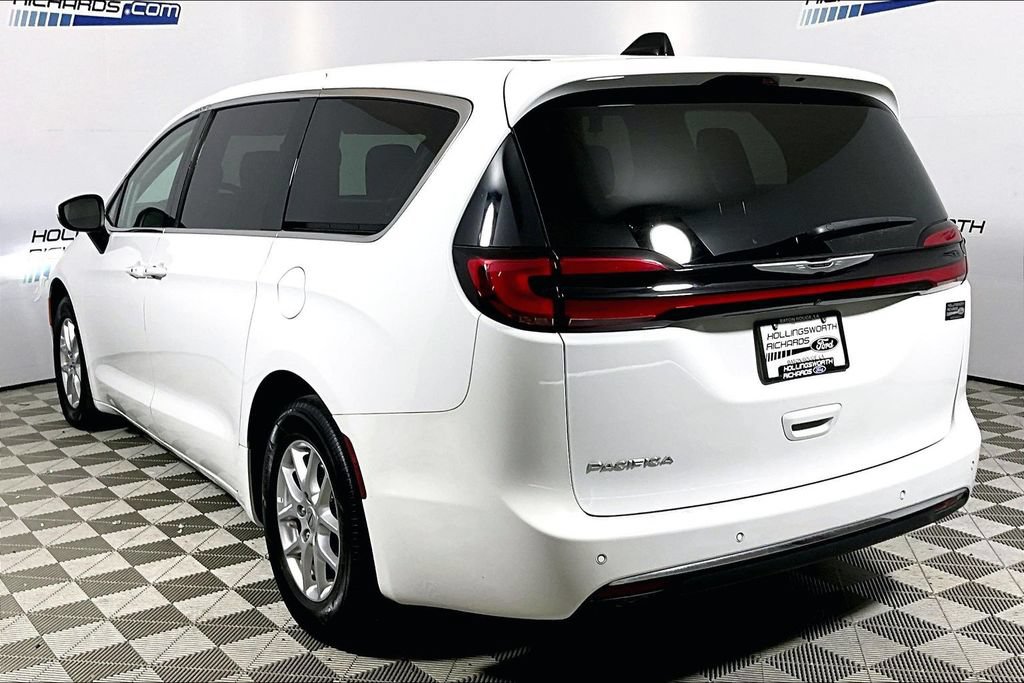 Used 2023 Chrysler Pacifica Touring-L FWD image 8