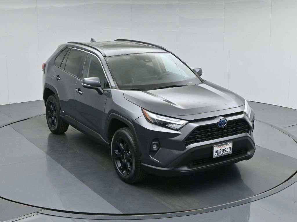 Used 2022 Toyota RAV4 XLE Premium image 4