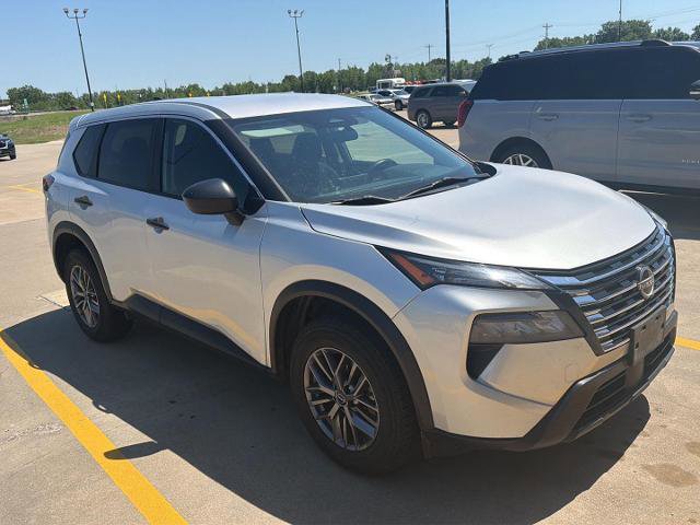 Used 2024 Nissan Rogue S AWD/4WD image 2