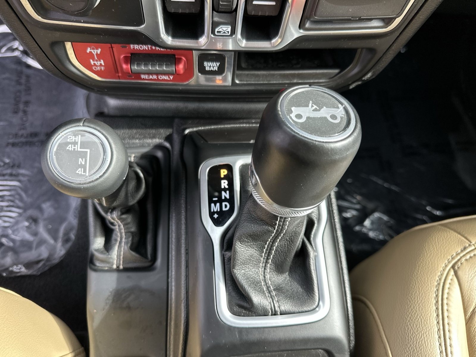Used 2018 Jeep Wrangler Unlimited Rubicon w/ Dual Top Group AWD/4WD image 23