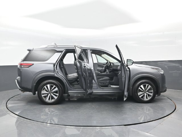Used 2025 Nissan Pathfinder SL AWD/4WD image 27