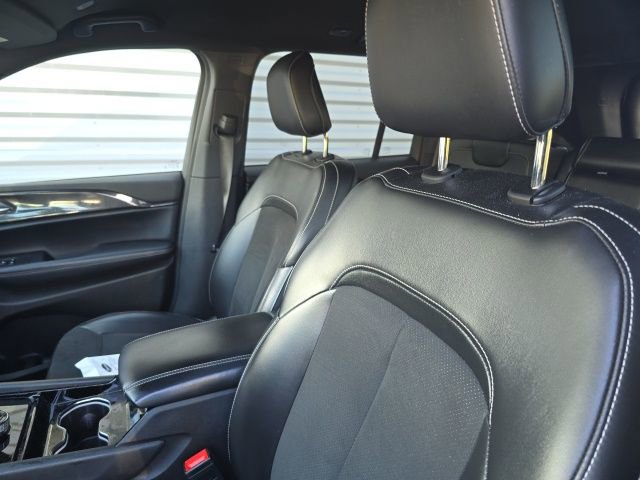 Used 2023 Jeep Grand Cherokee Altitude image 7