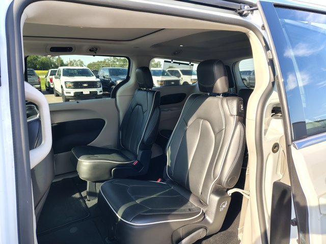 Used 2024 Chrysler Pacifica Limited AWD/4WD image 12