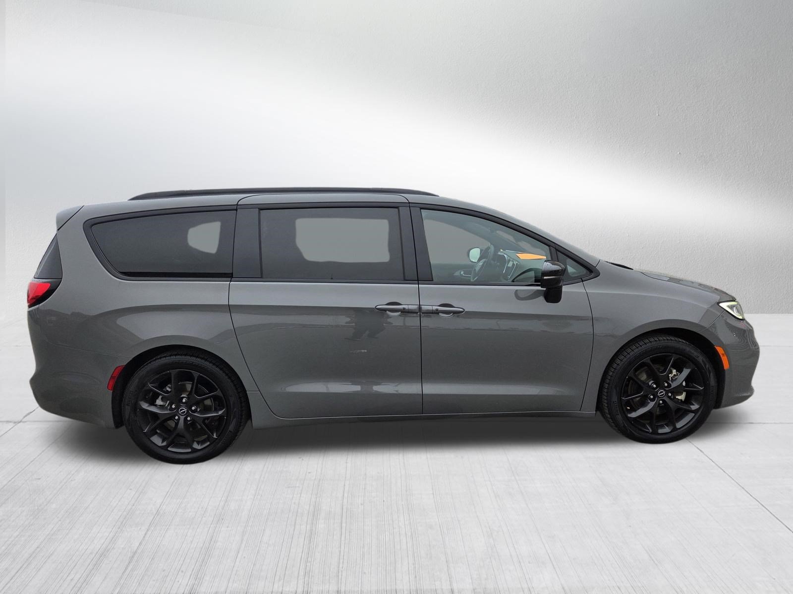 Used 2025 Chrysler Pacifica Limited FWD image 8