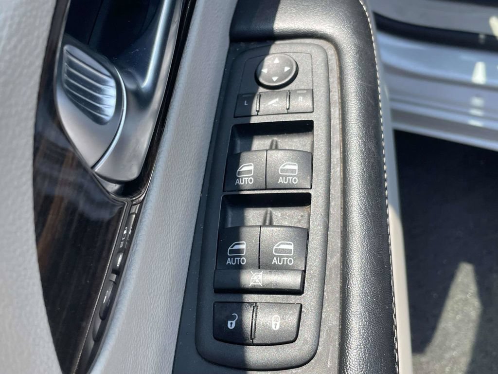 Used 2022 Chrysler Pacifica Limited FWD image 16
