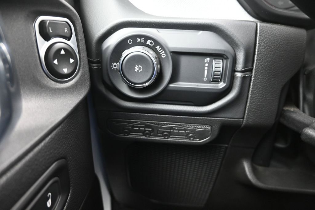 Used 2025 Jeep Wrangler Sahara AWD/4WD image 17