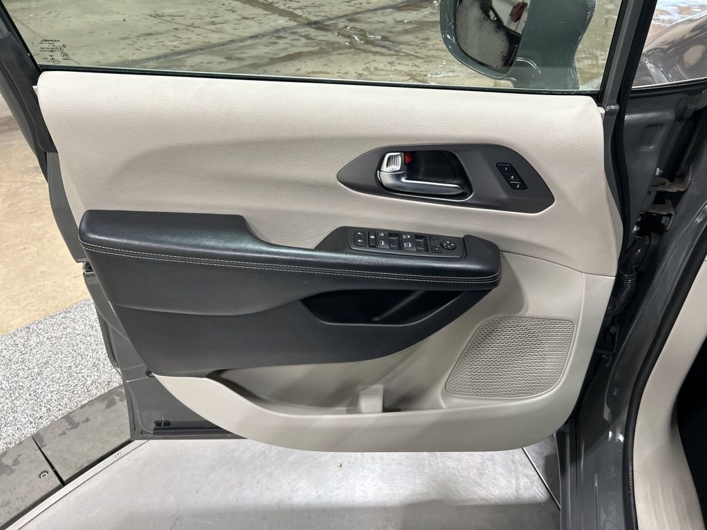 Used 2022 Chrysler Pacifica Touring-L image 13