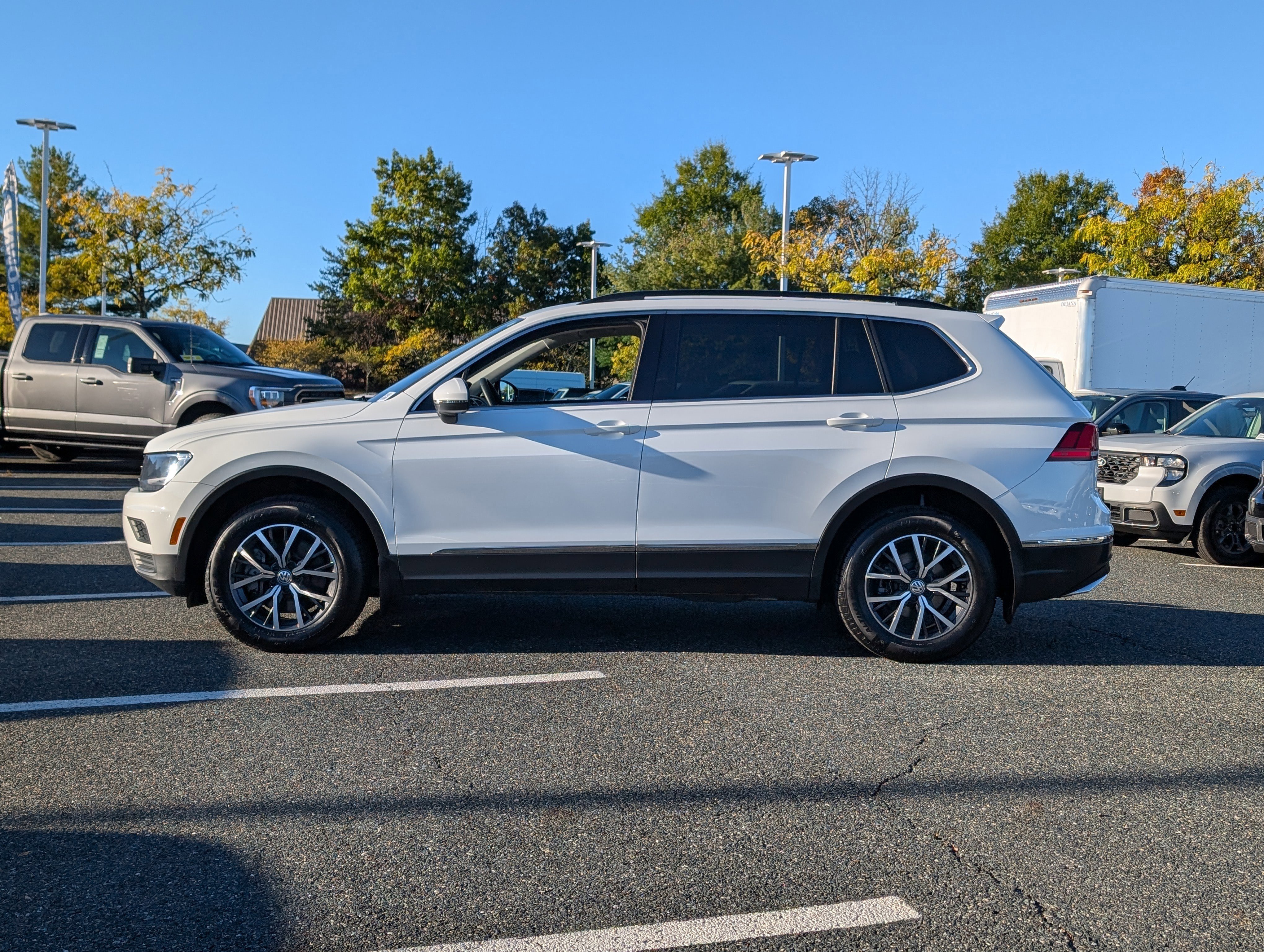 Used 2020 Volkswagen Tiguan SE image 2