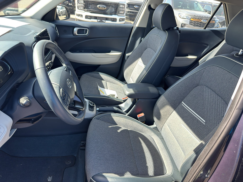 Used 2024 Hyundai Venue Limited FWD image 11