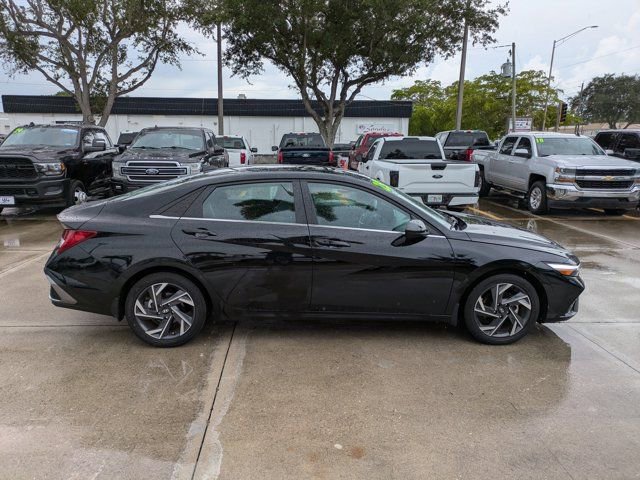 Used 2025 Hyundai Elantra SEL image 5