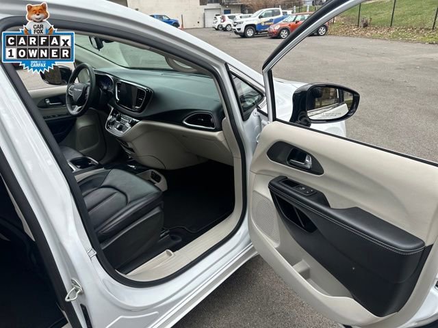 Used 2024 Chrysler Pacifica Touring-L image 14