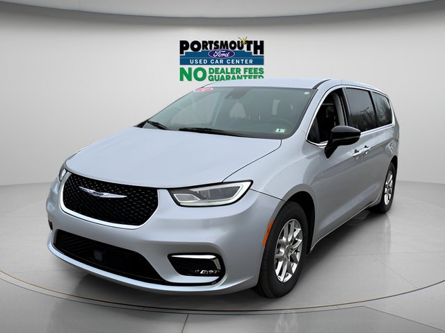 Used 2024 Chrysler Pacifica Touring-L FWD image 16