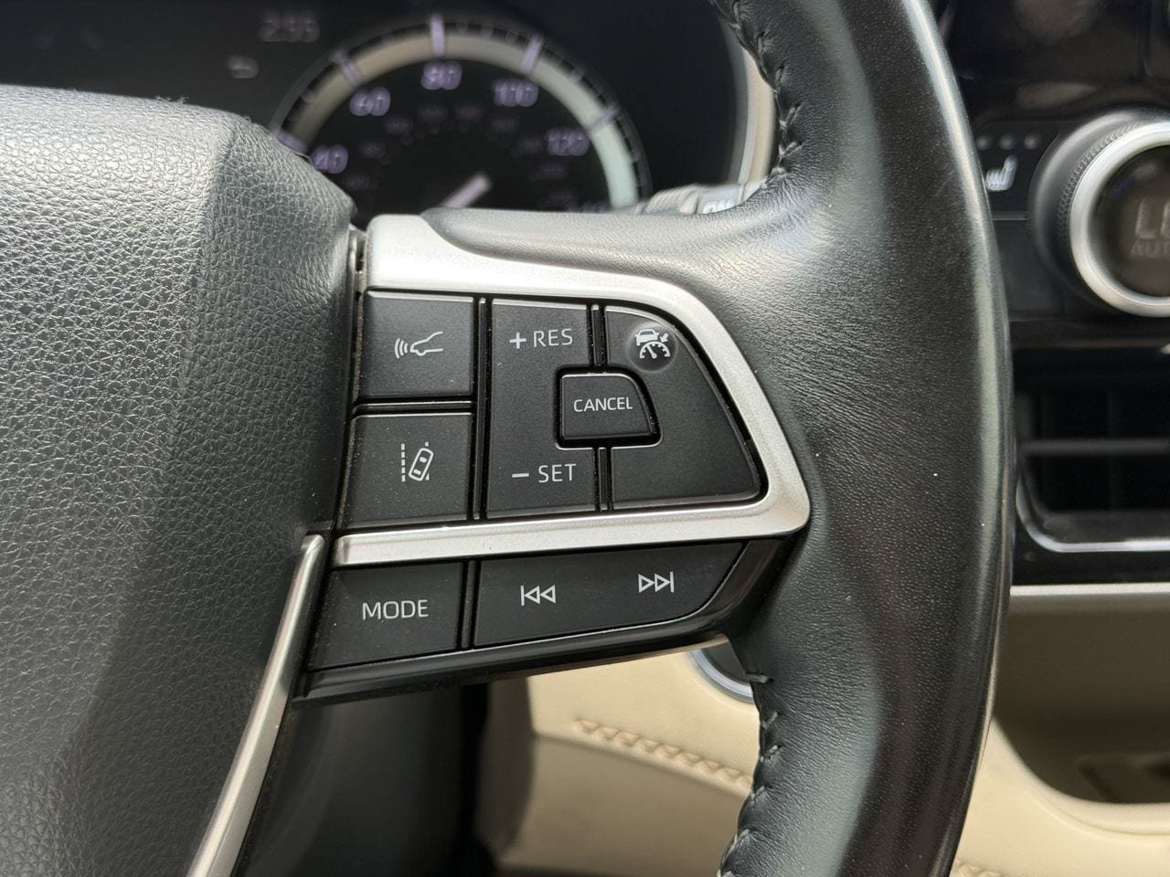 Used 2022 Toyota Highlander XLE FWD image 13
