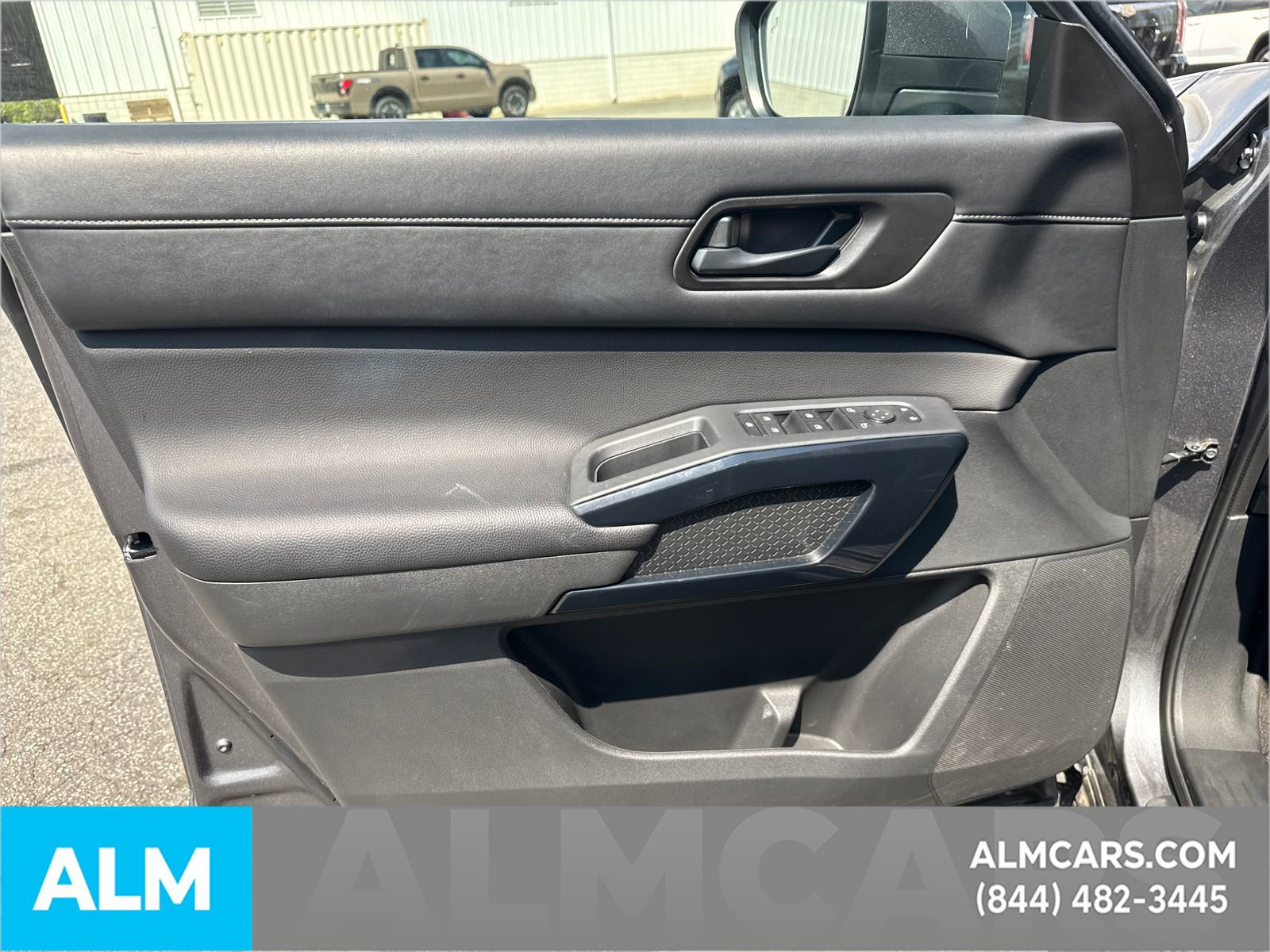 Used 2025 Nissan Pathfinder SV image 12