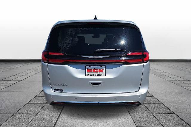 Used 2024 Chrysler Pacifica Touring-L FWD image 6
