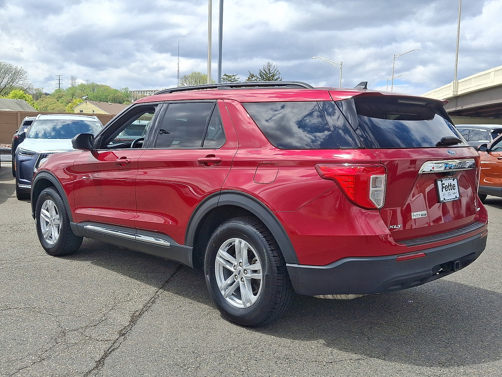 Certified 2022 Ford Explorer XLT w/ Class IV Trailer Tow Package AWD/4WD image 6