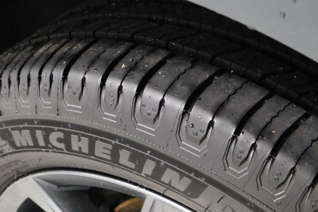 Used 2022 Volkswagen Tiguan SE image 19