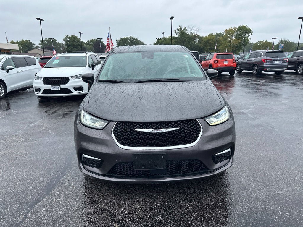 Used 2023 Chrysler Pacifica Touring-L FWD image 2