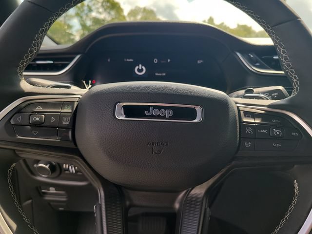 Used 2025 Jeep Grand Cherokee Altitude AWD/4WD image 13
