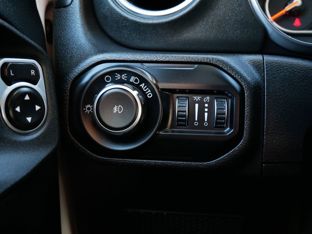 Used 2018 Jeep Wrangler Unlimited Sahara image 19