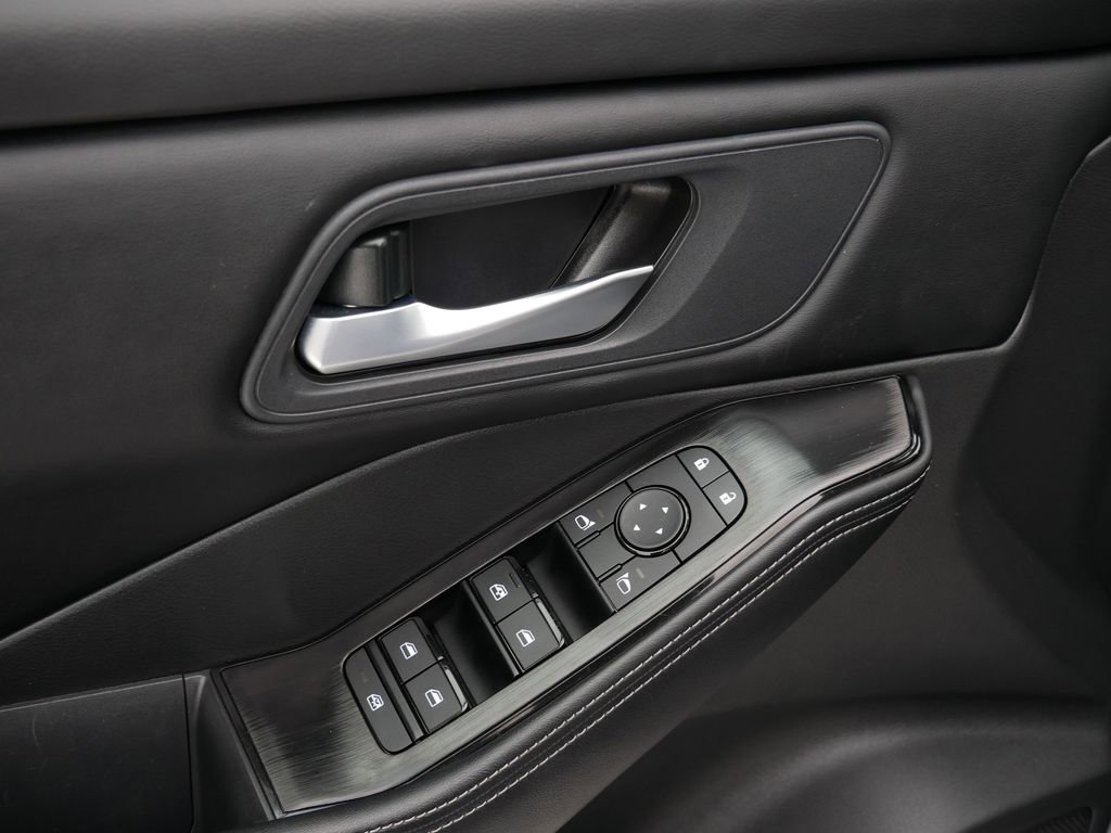 Used 2025 Nissan Rogue SV image 15