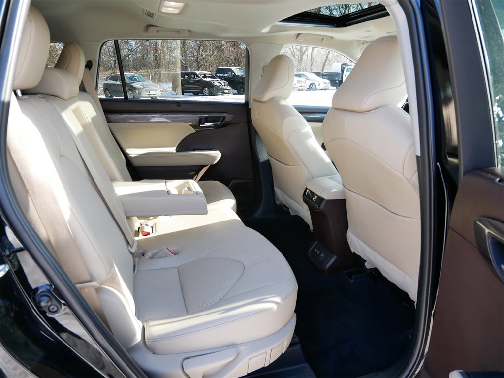 Used 2022 Toyota Highlander Limited image 9