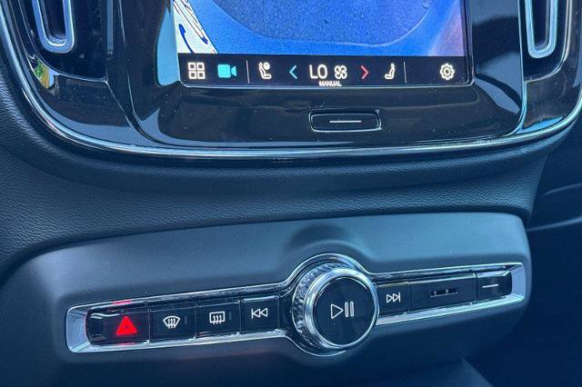 Used 2023 Volvo XC40 B5 Ultimate w/ Protection Package Premier image 17