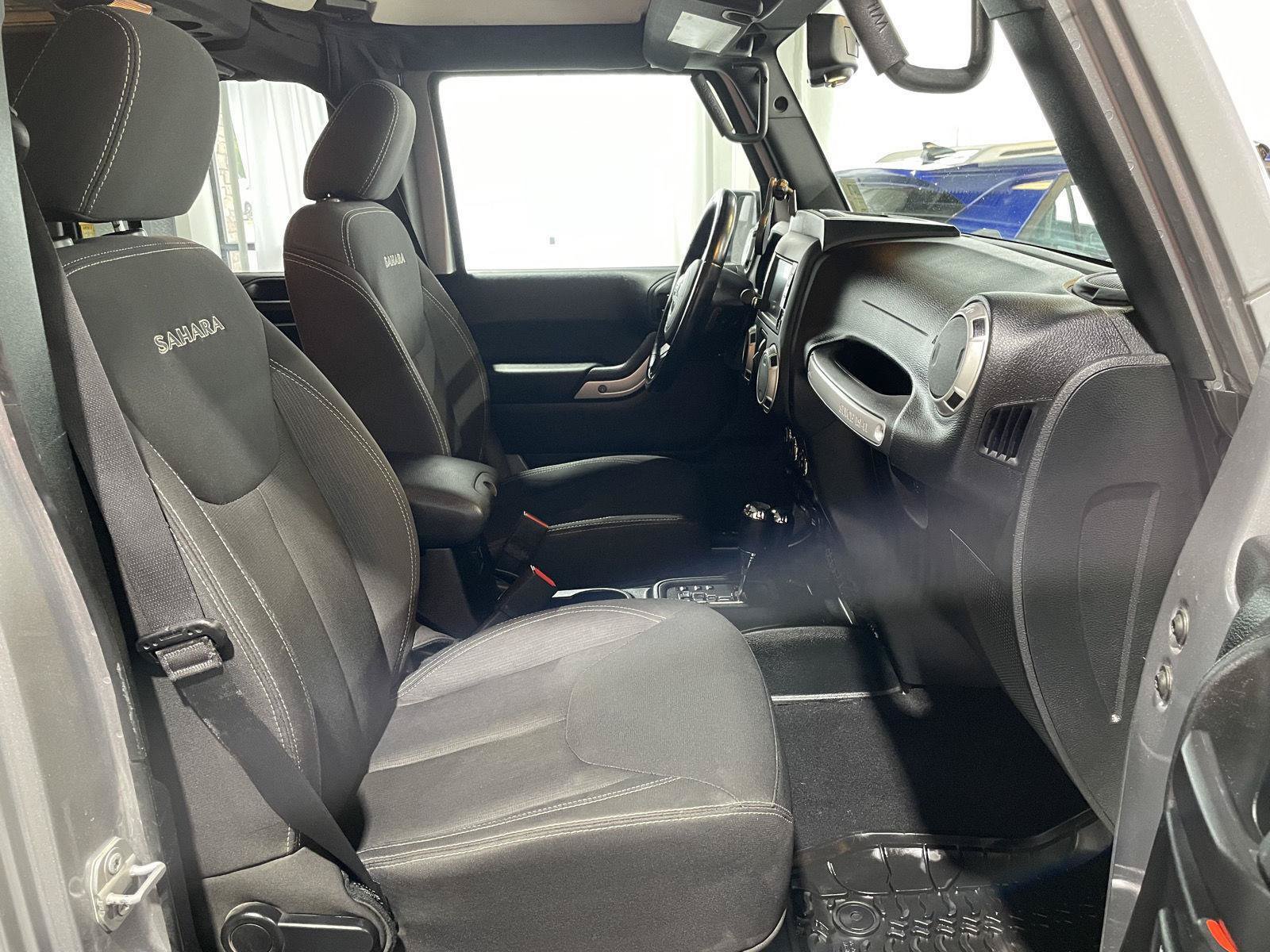 Used 2018 Jeep Wrangler Unlimited Sahara AWD/4WD image 23