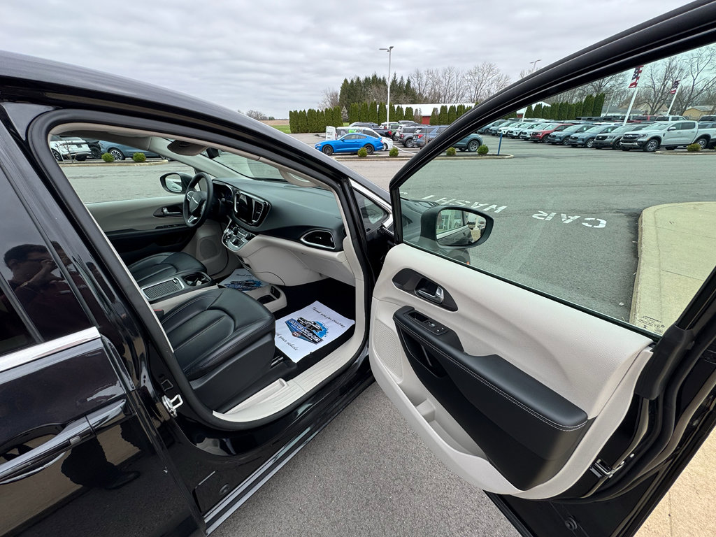 Used 2023 Chrysler Pacifica Touring-L FWD image 10